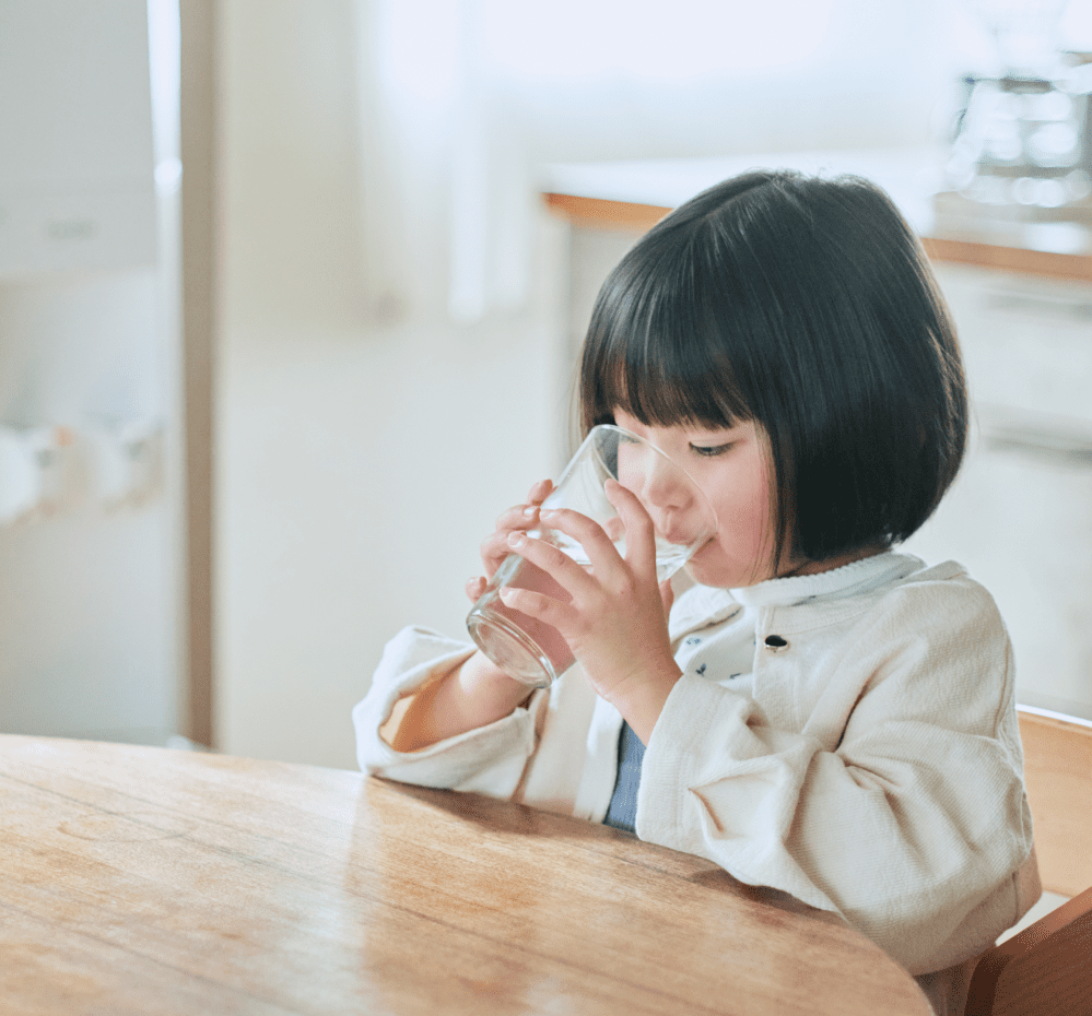 水をのむ子供