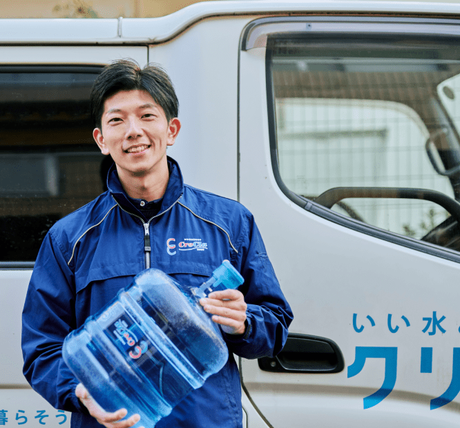 ボトルを運ぶスタッフ