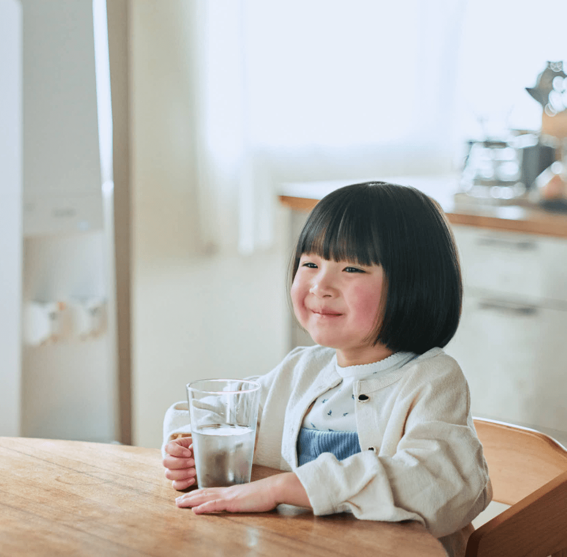水を飲む子供
