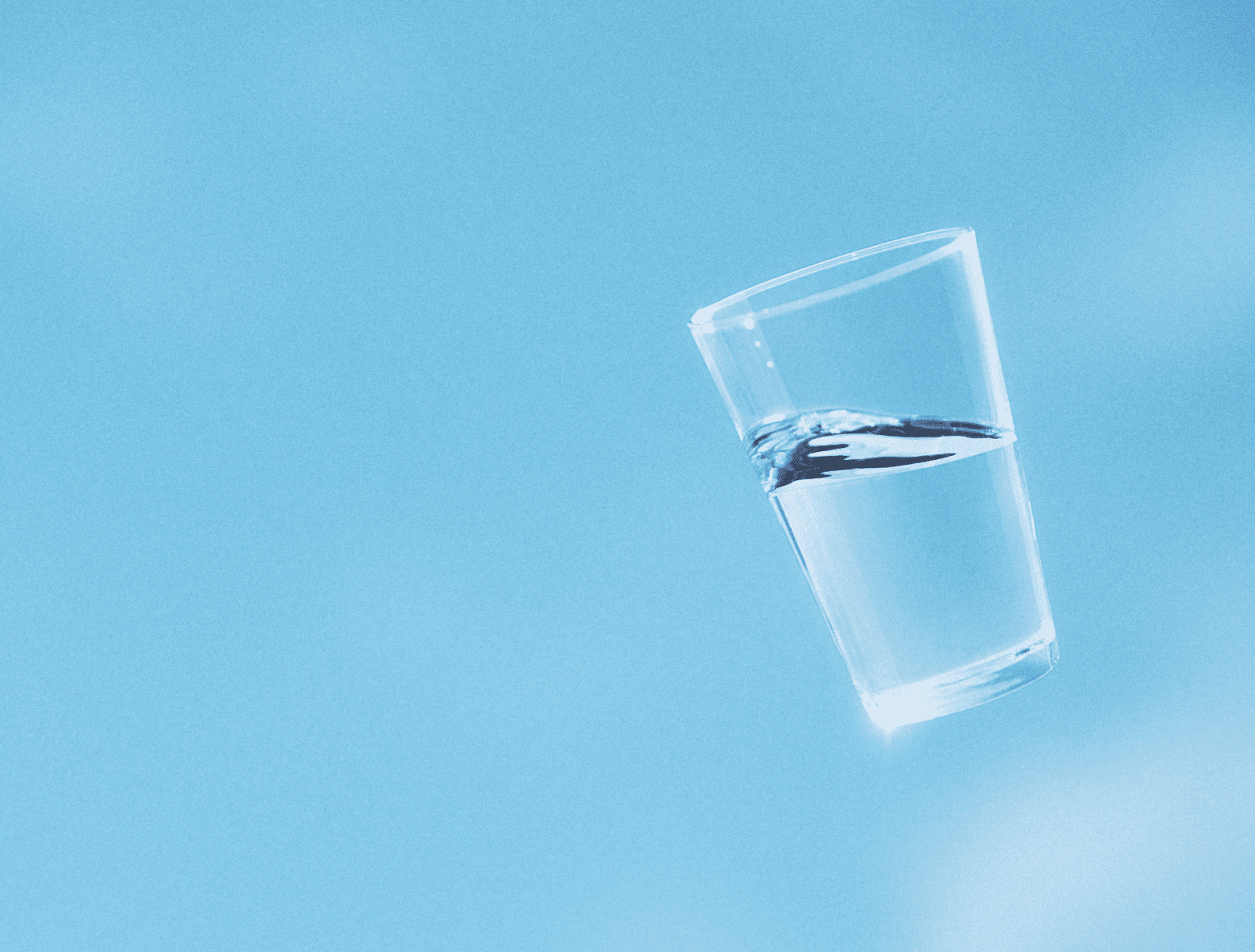 宙に浮く水の入ったグラス
