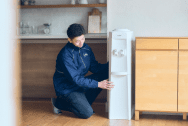 ウォーターサーバーを設置するスタッフ