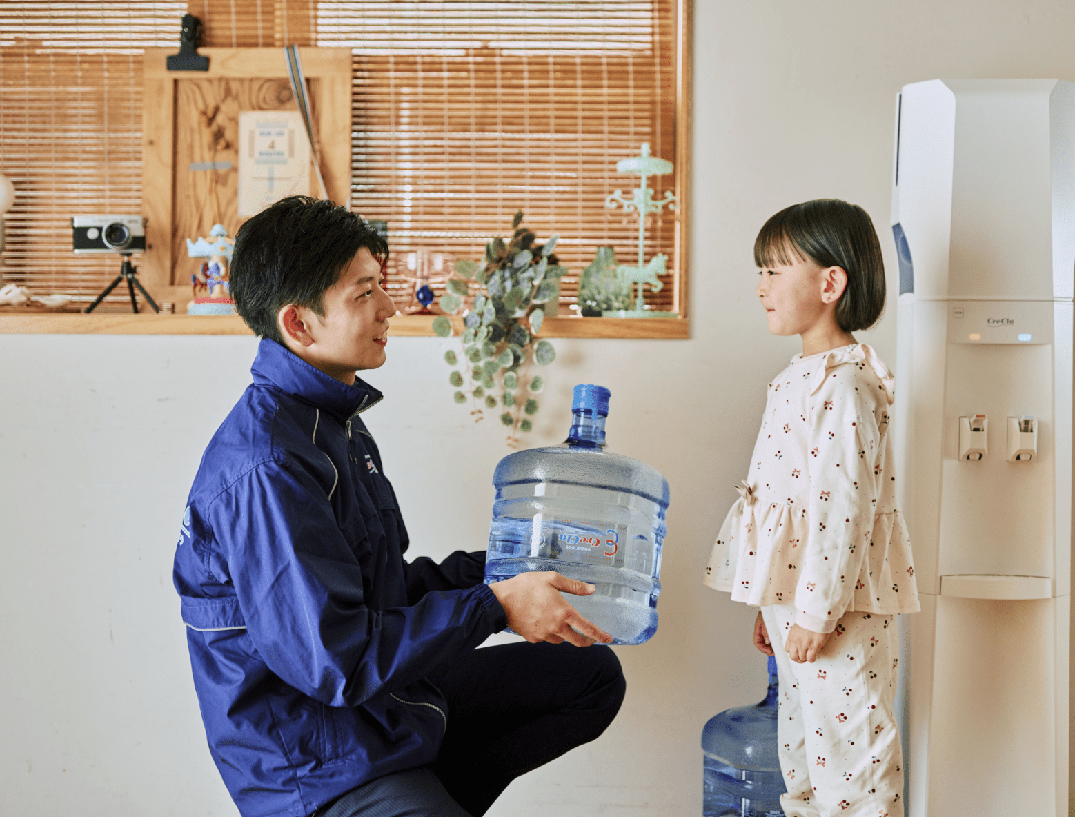 ボトルを持つスタッフと笑顔の子供