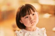 首をかしげる子供
