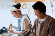 料理をする女性
