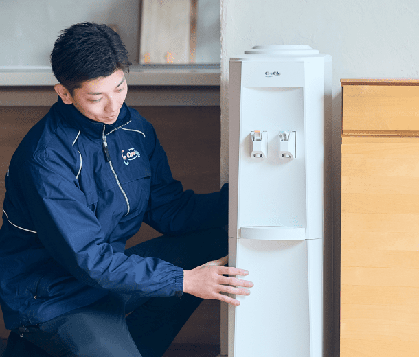 ウォーターサーバー設置をするスタッフ