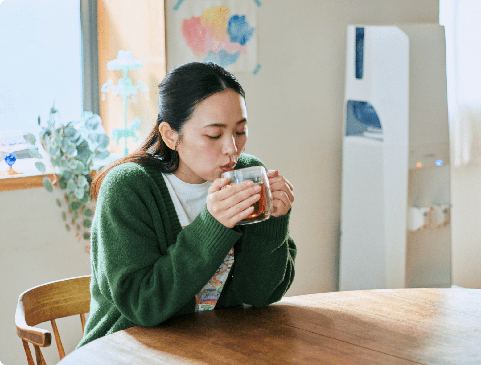飲み物を飲む女性