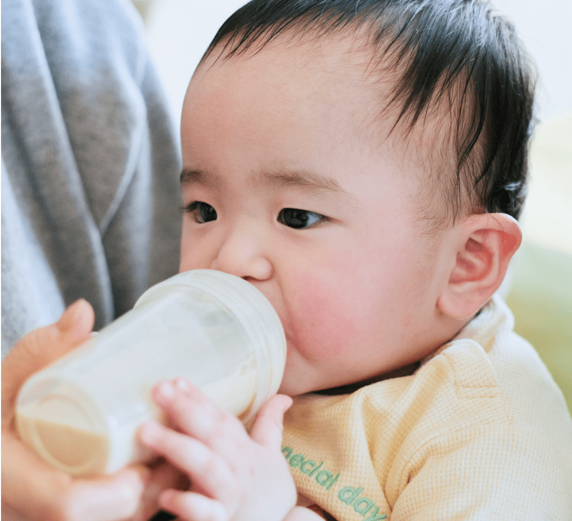 飲み物を飲む赤ちゃん