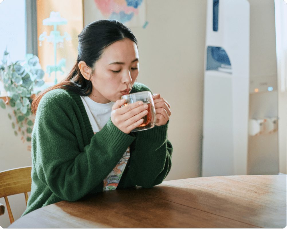 飲み物を飲む女性