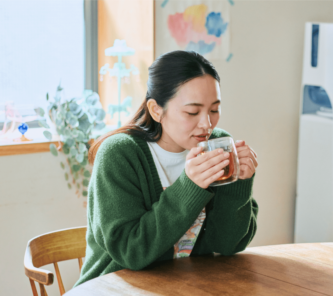 飲み物を飲む女性