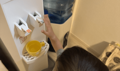 ウォーターサーバーを使う子供