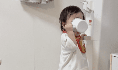 ウォーターサーバーを使う子供