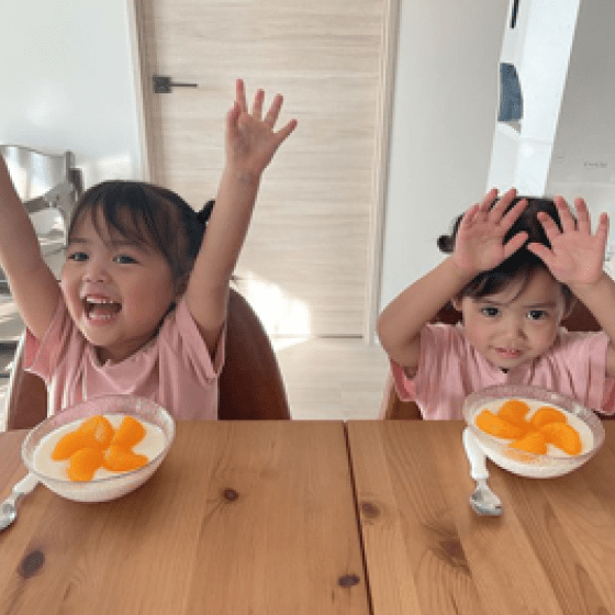 杏仁豆腐を食べる子どもたち