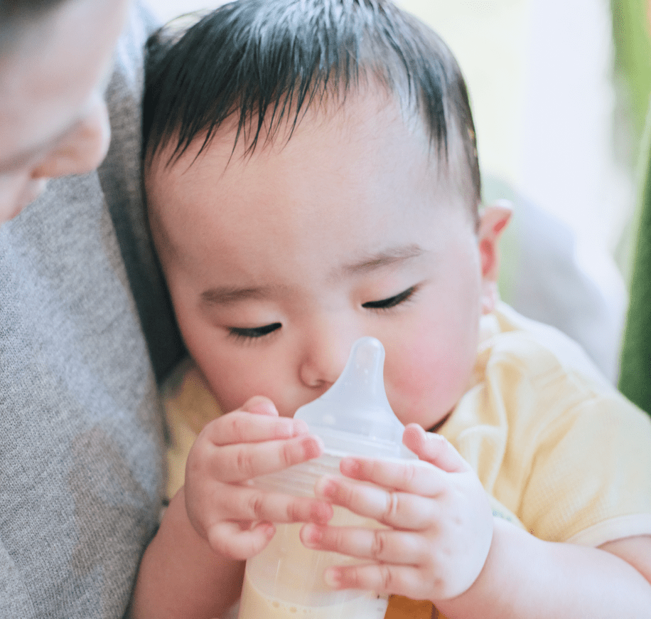 ミルクを飲む赤ちゃん