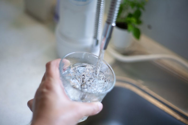 ウォーターサーバーに水道水を入れてもいい？浄水型ウォーターサーバーのメリットやデメリット、後悔しない選び方も解説！