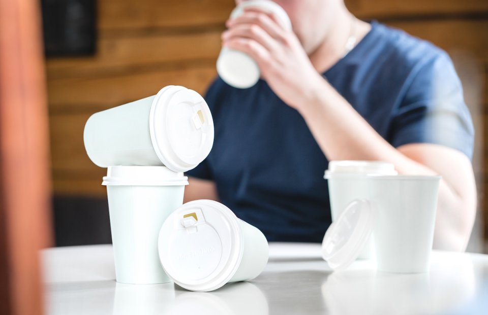 飲み物を飲み過ぎるとどんな影響がある？飲み過ぎの基準や正しい水分補給の方法を解説