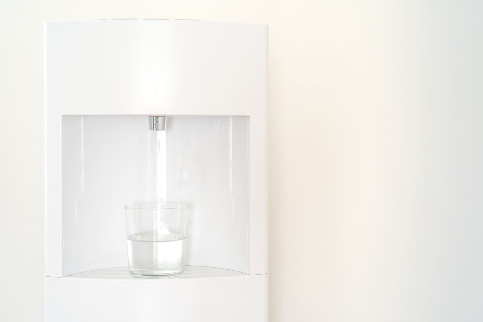 ウォーターサーバーの仕組みとは？なぜお湯や冷水がすぐ出るの？温度についても解説！