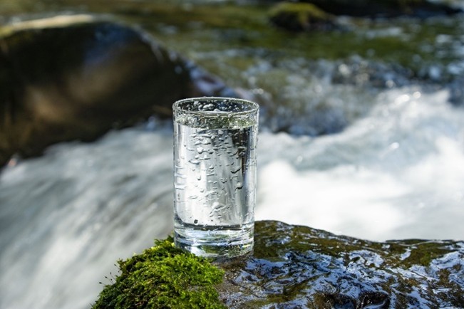 ナチュラルミネラルウォーターの安全性は？他の水との違いやメリットを解説！