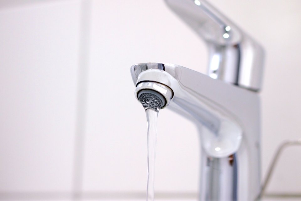 マンションの水道水が臭うのはなぜ？ 原因や安全性について解説！