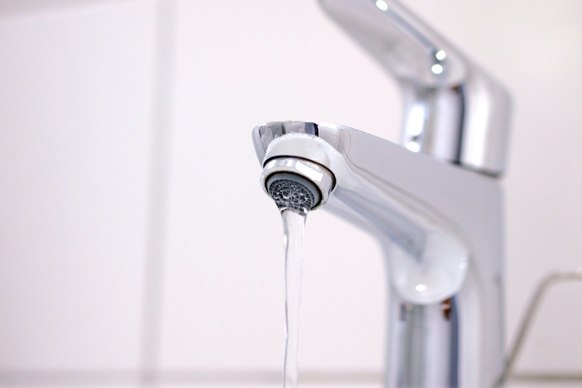 マンションの水道水が臭うのはなぜ？ 原因や安全性について解説！