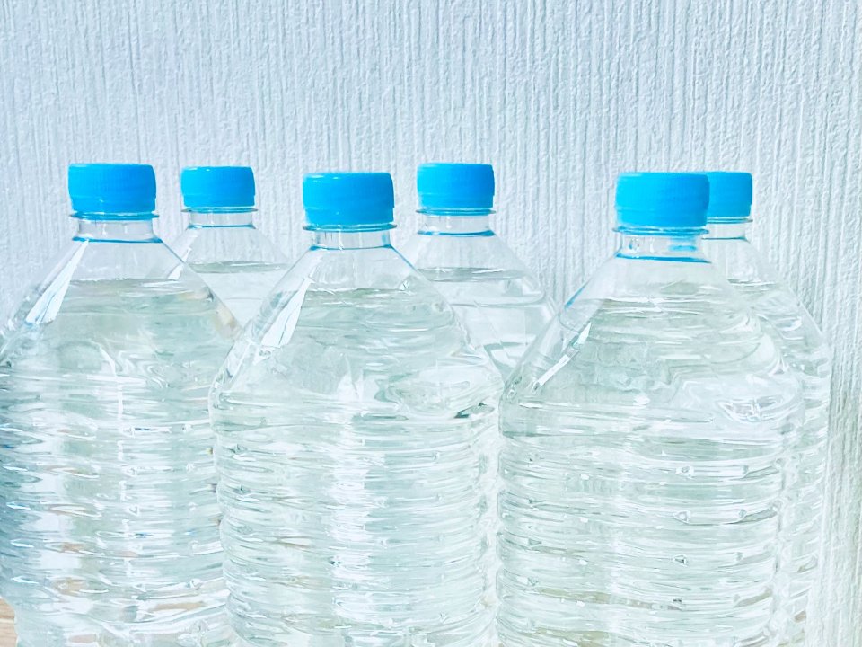 保存水はなぜ腐らないとされている？賞味期限がある理由と期限切れの活用法を解説