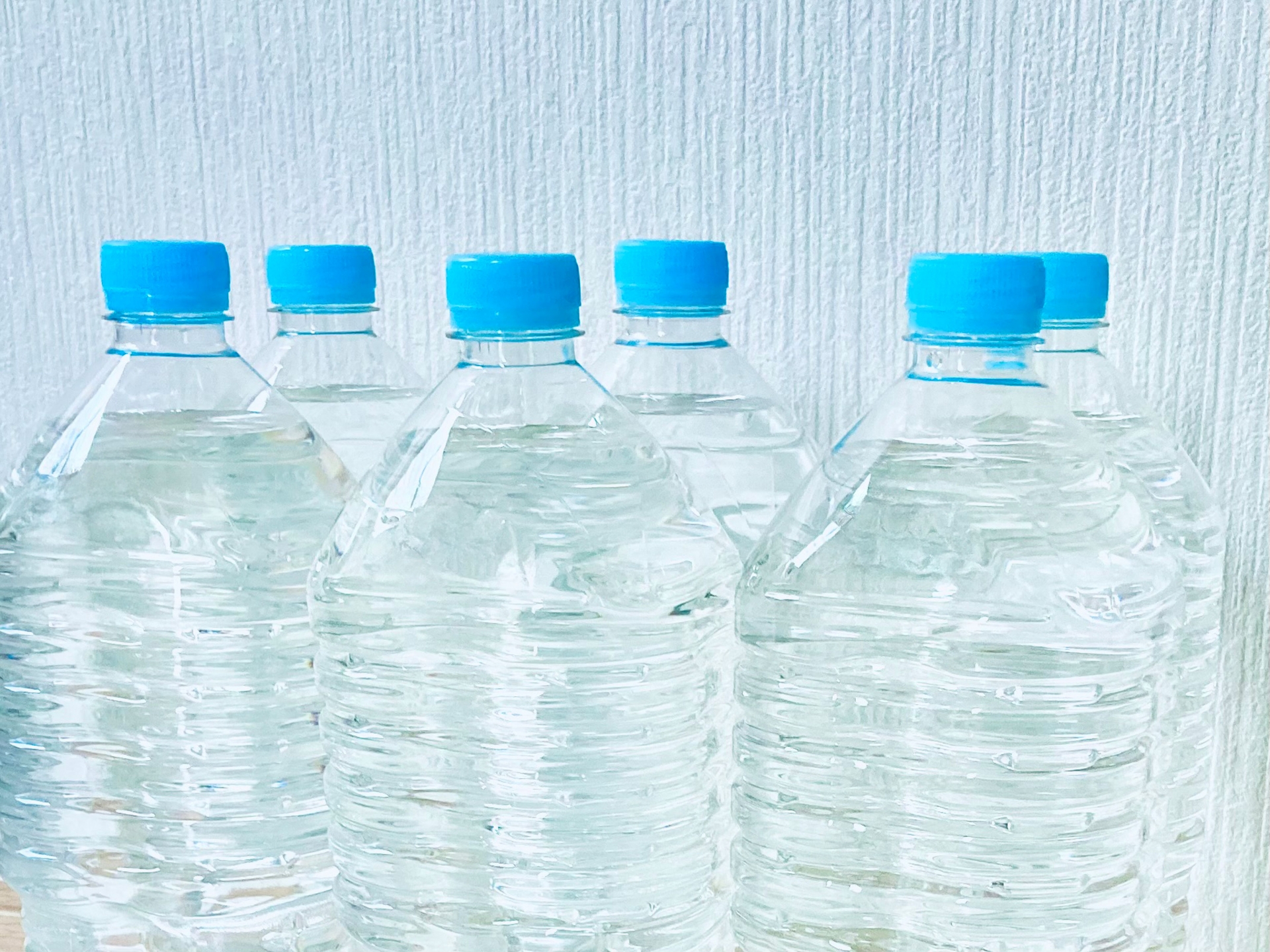 保存水はなぜ腐らないとされている?賞味期限がある理由と期限切れの活用法を解説