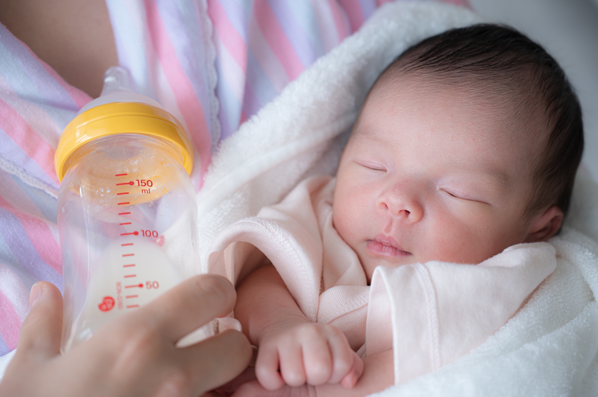 母乳とミルクで育った子の違いとは?それぞれのメリットとデメリットについて解説!