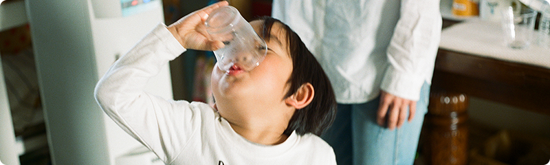 水を飲む子どもの画像