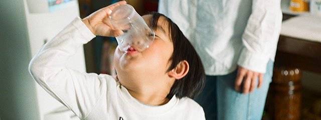 水を飲む子どもの画像